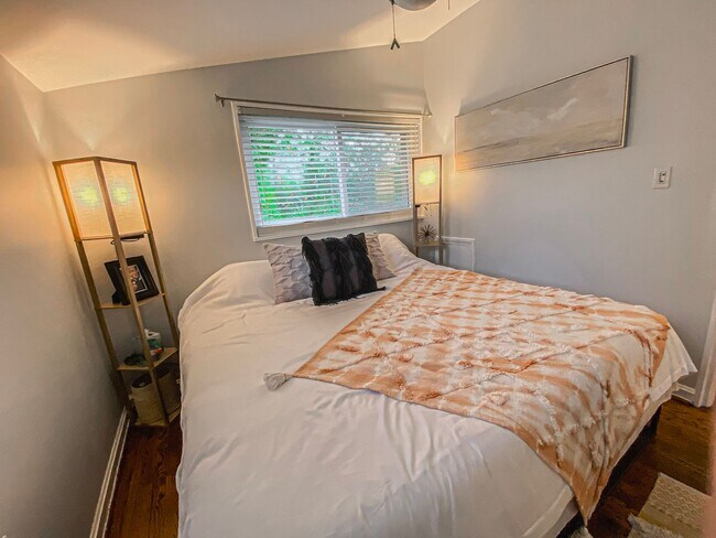 Building Photo - Gorgeous 3 Bed 1.5 Bath Brick Home with Large Yard In Beautiful Taylor Run