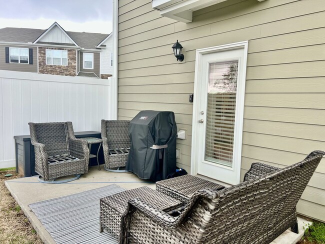 Building Photo - FOR LEASE: END UNIT TOWNHOME LOCATED IN LE...