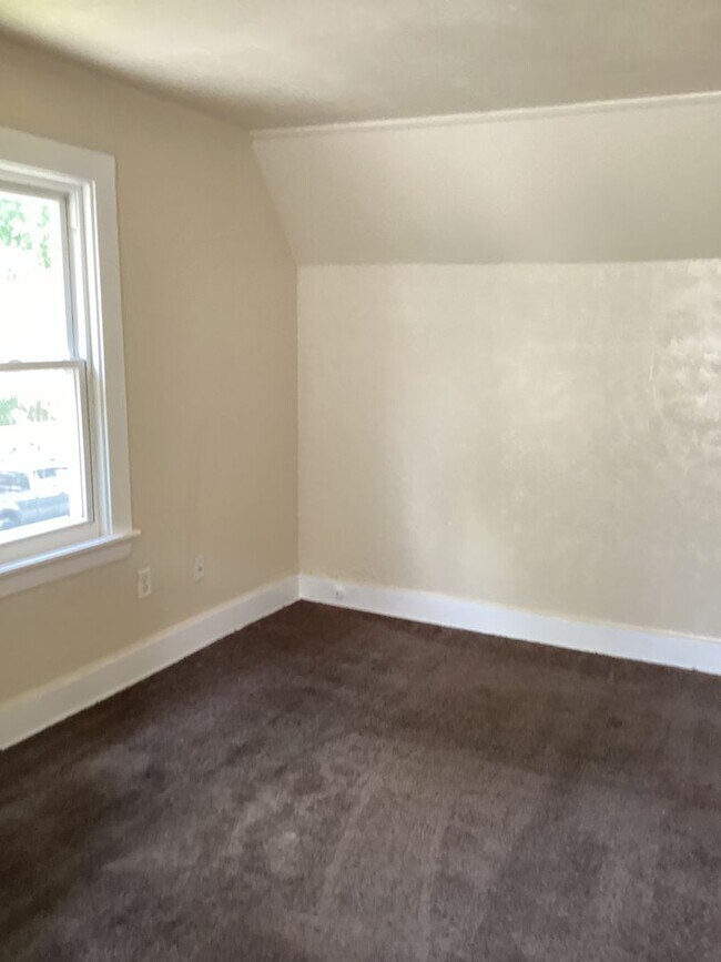 Building Photo - 3 Bedroom single family home