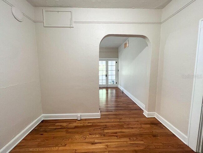 Building Photo - 318 NE 2nd Ave