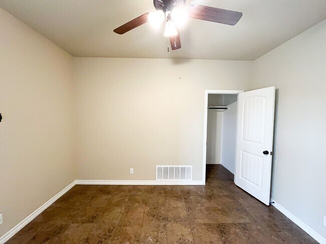 Building Photo - Available 7/11/2025 Beautiful 1 story, 5 b...