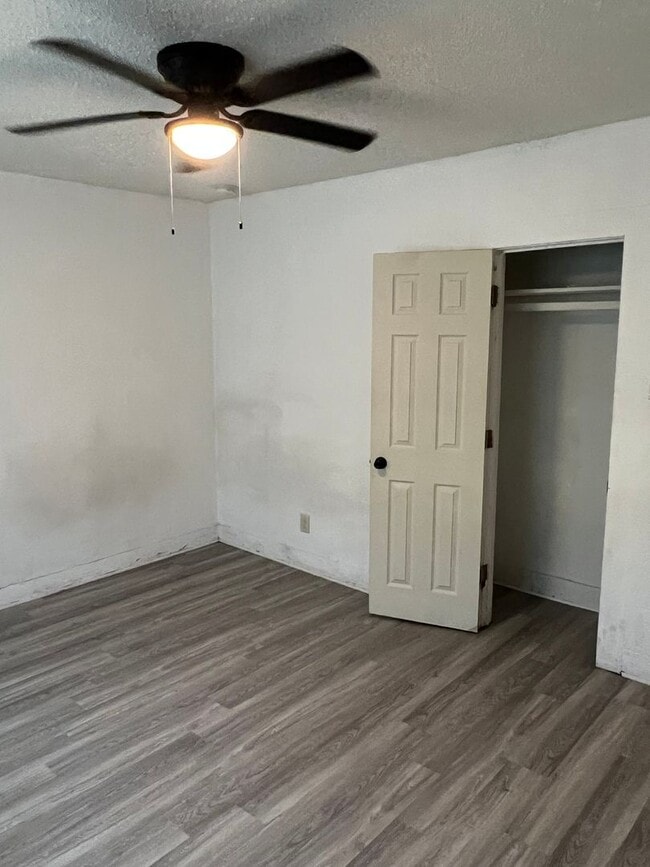 Building Photo - Charming 2BR Duplex in La Porte