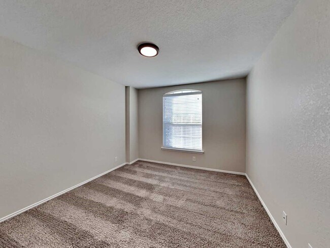 Building Photo - 114 Finch Knoll