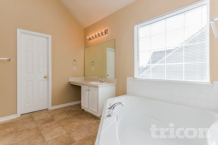 Building Photo - 2957 Jenkins Dr