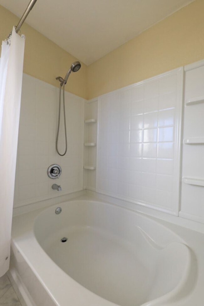 Building Photo - Spacious 3/2 with large yard