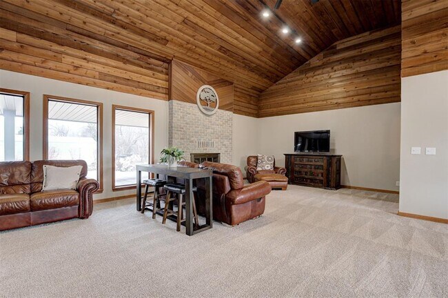 Building Photo - 1839 E Pleasantview Ln