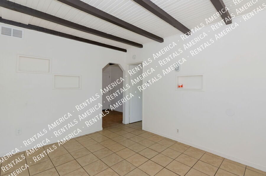 Building Photo - 3048 N Sparkman Blvd