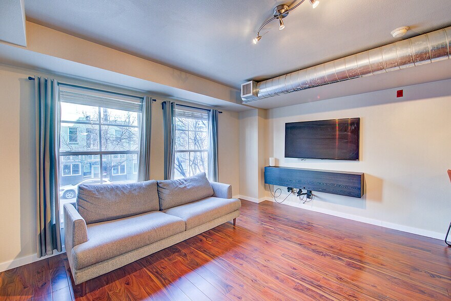 Building Photo - 1441 Central St