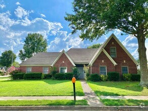 Building Photo - Spacious 3 Bedroom 2 Bath Home, 2 Car Gara...