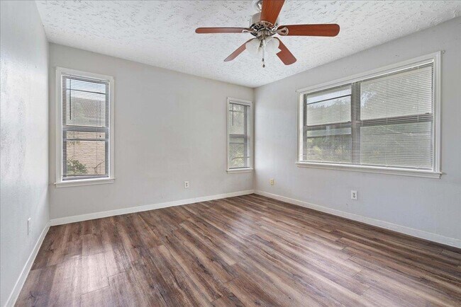 Building Photo - 906 N LBJ Dr