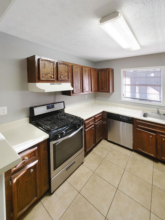 Building Photo - 1305 Augusta Dr