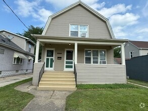 Building Photo - 5 bedroom home near Lincoln Park and Uptown