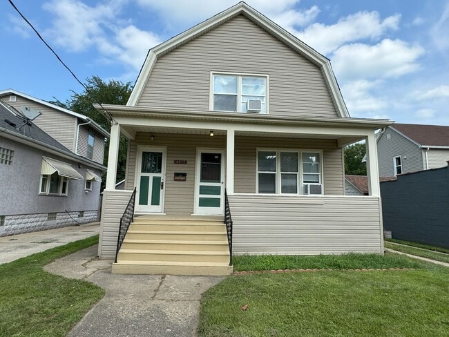 Primary Photo - 5 bedroom home near Lincoln Park and Uptown