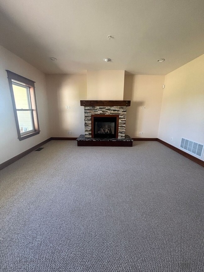 Building Photo - Beautiful 4B/3B home on acreage with mountain views