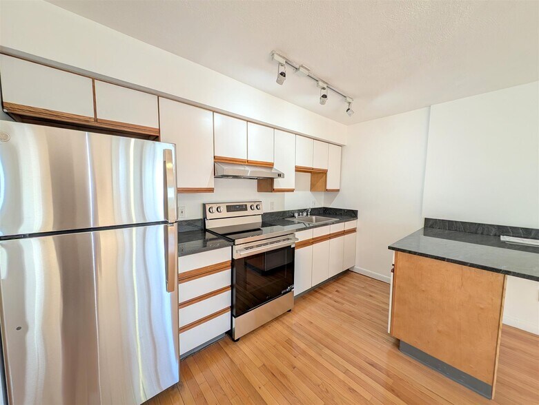 Building Photo - 10 Roberts St