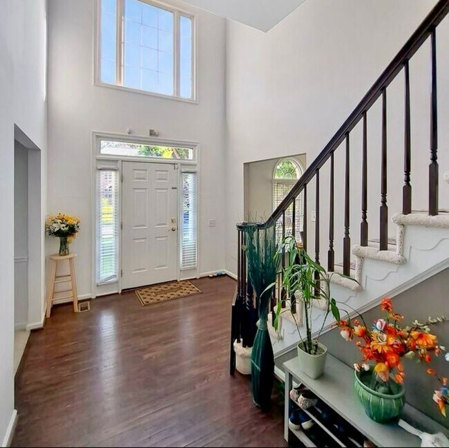 Building Photo - Amazing 5 BR/3.5 BA Single-Family Home in ...
