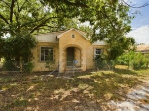Building Photo - Cozy three bedroom in Hye Texas
