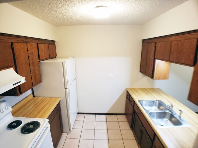 Building Photo - 1 Bedroom Apartment in Lonsdale