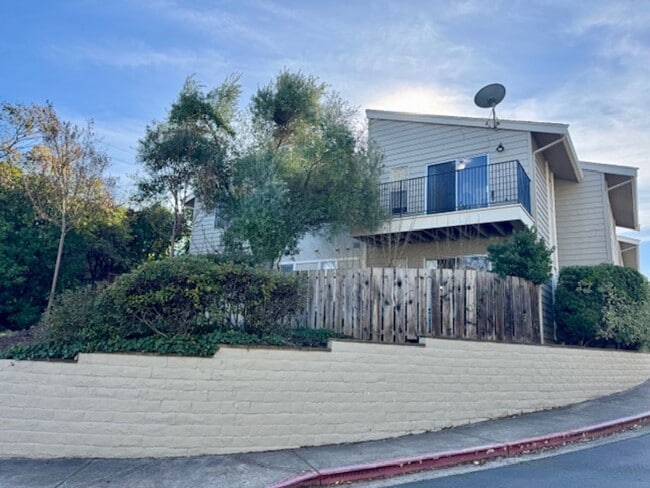 Building Photo - Upper level 2 bedroom 2 bath condo, laundry in unit!