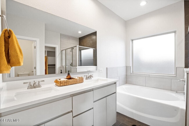 Building Photo - 245 Emerald Tower Dr