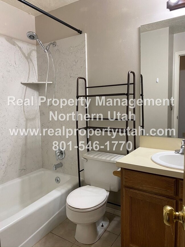 Building Photo - 5 Bedroom Home In West Point Available Now!