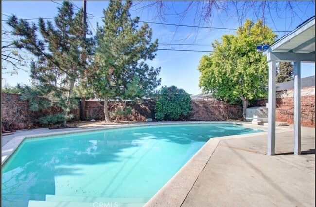 Building Photo - Spacious 3BR Home with Bonus Room in Magno...