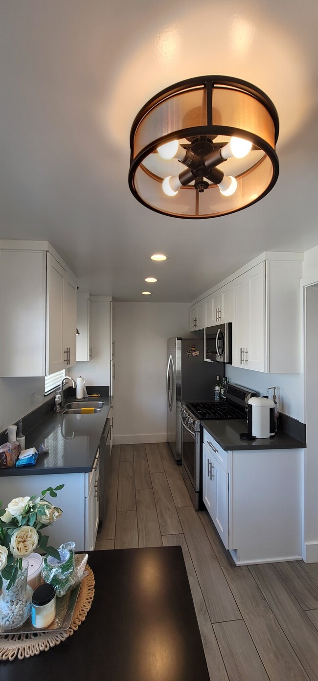 Kitchen - 2604 Graham Ave