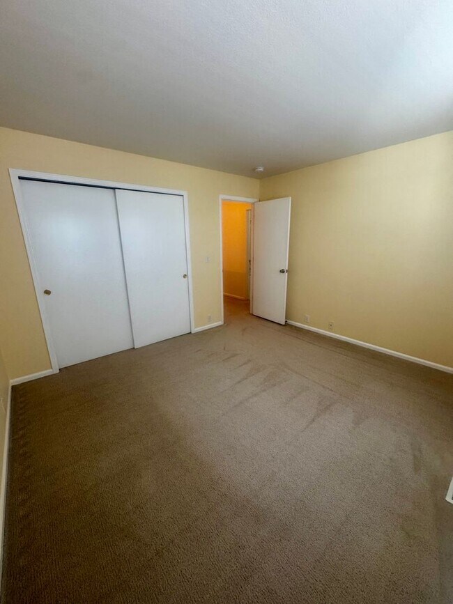 Building Photo - 2 Bed 3 Bath Townhome on Dublin & Powers