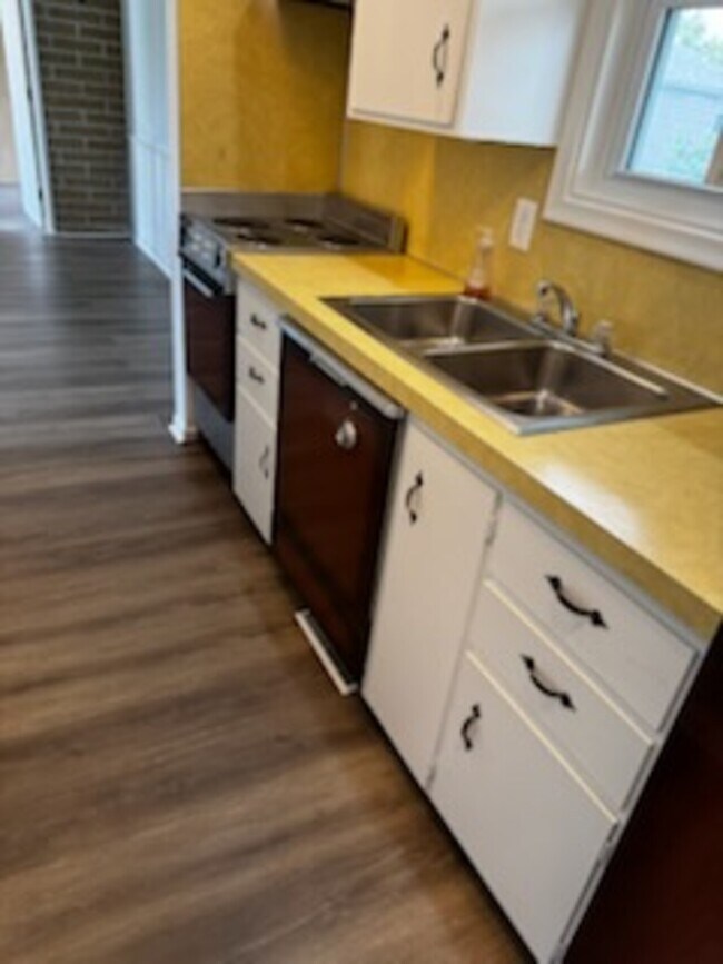 Building Photo - SeeMore Properties