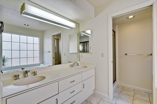 Building Photo - Lovely and spacious 3BR 2.5BA townhouse in...