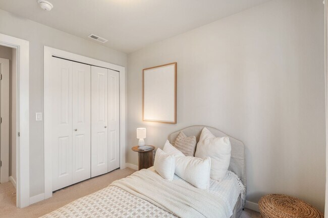 Building Photo - Spacious 3-Bed Townhome in Desirable Pond Community | Bothell - $3,200!!!