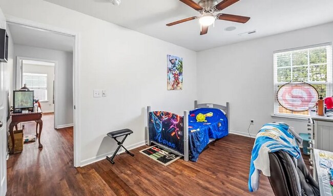 Building Photo - 4 Bedroom 3 Bath Pet Friendly Rental!