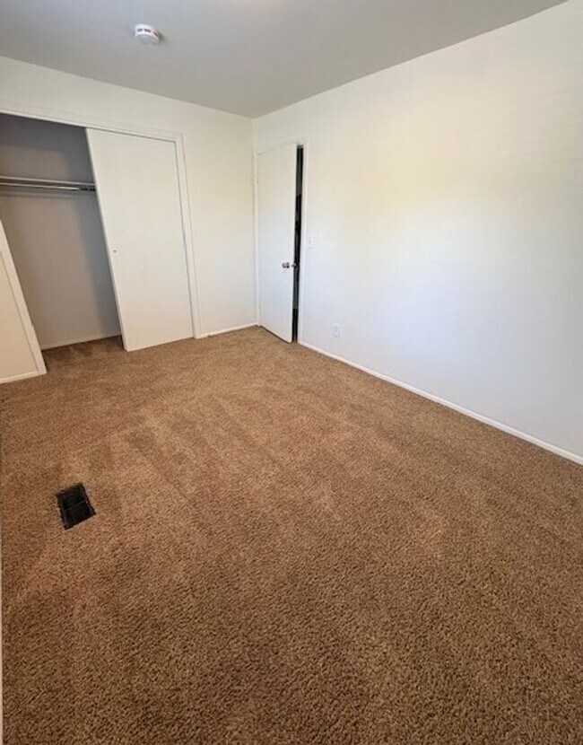 Building Photo - 2 Bedroom Apartment in Holladay!