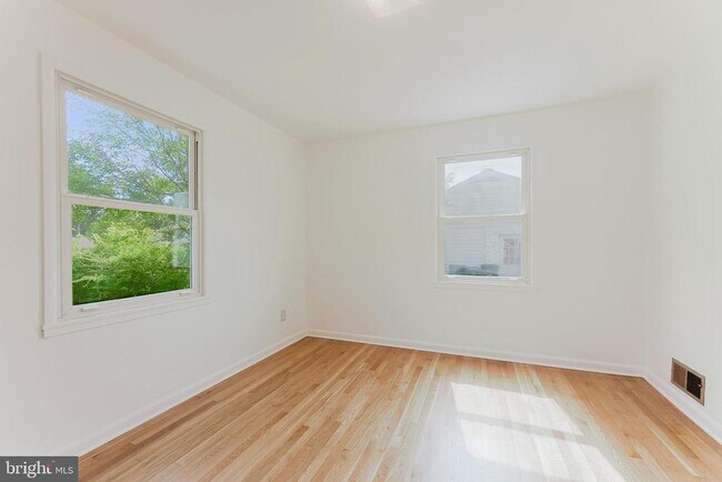 Building Photo - 10914 Woodhaven Dr