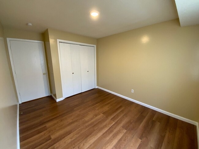 Building Photo - 3 Bedroom 1 Bathroom Apartment