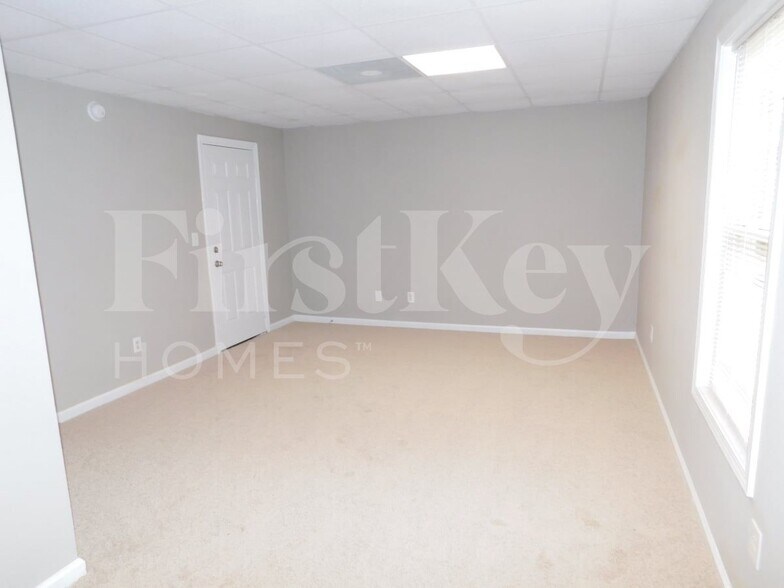 Building Photo - 4040 Oglesby Rd