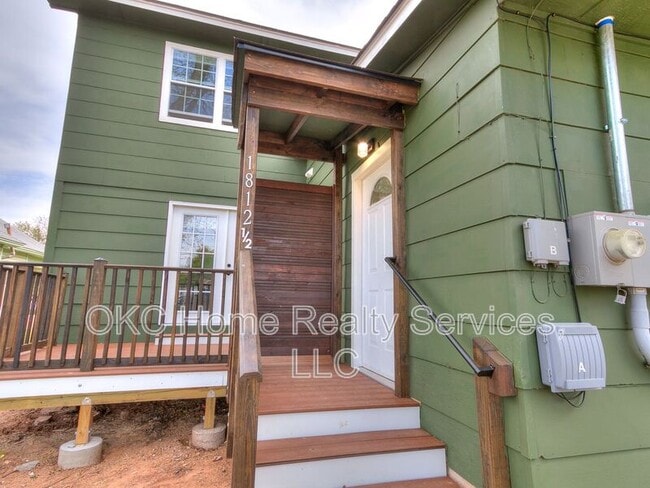 Building Photo - 1812 W Noble Ave