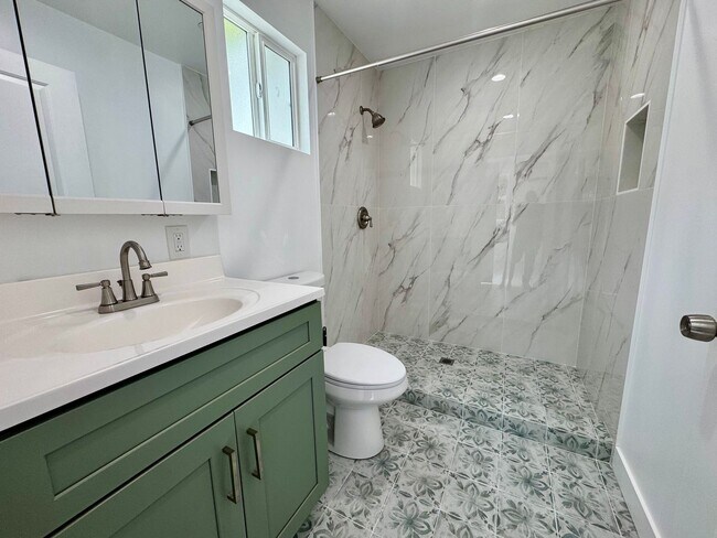 Building Photo - Fully renovated apartment located in the heart of mid-city!!