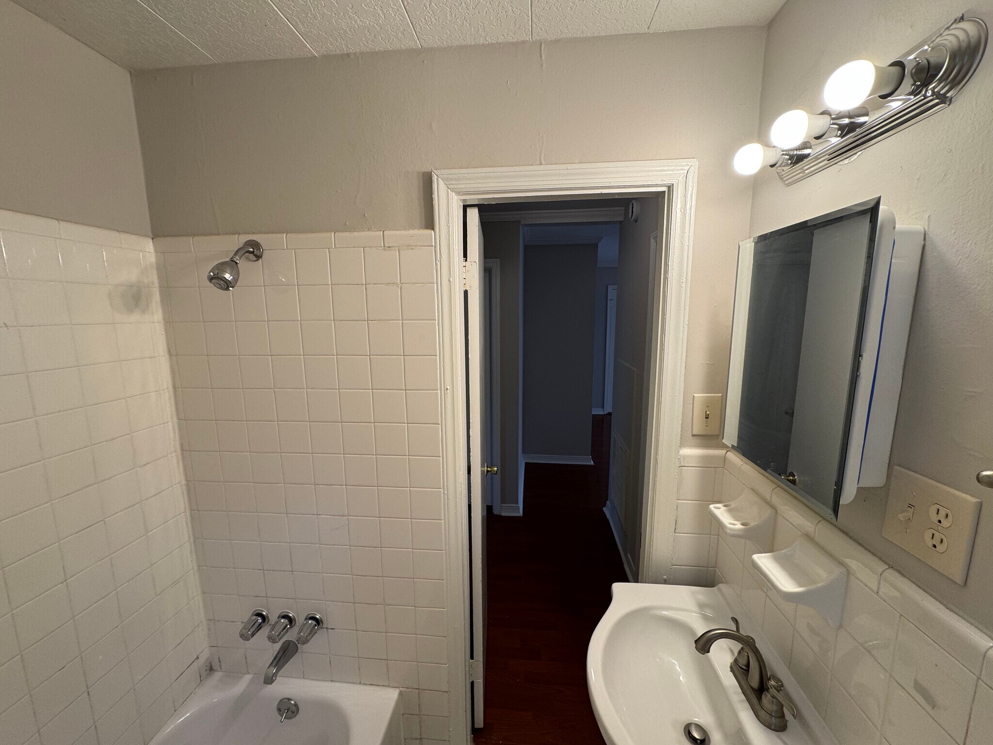 Building Photo - 2116 Finchley Dr