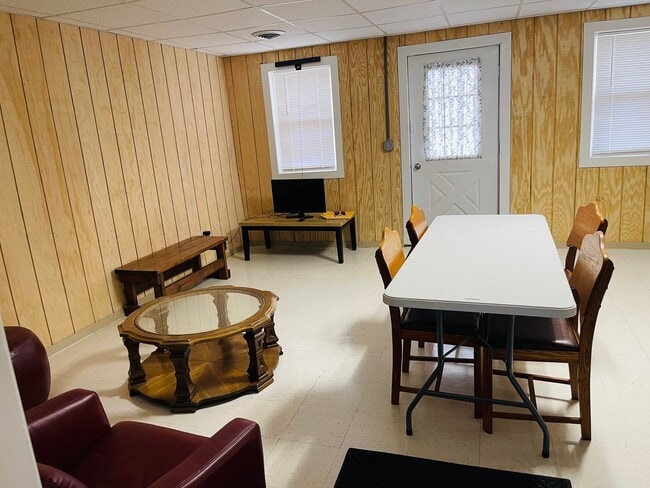 Building Photo - 14890 W Russell Rd