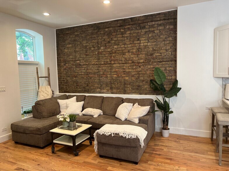 Living Room - 1401 N Mohawk St