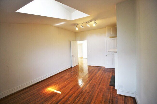 Building Photo - 22 E Mt Vernon Pl