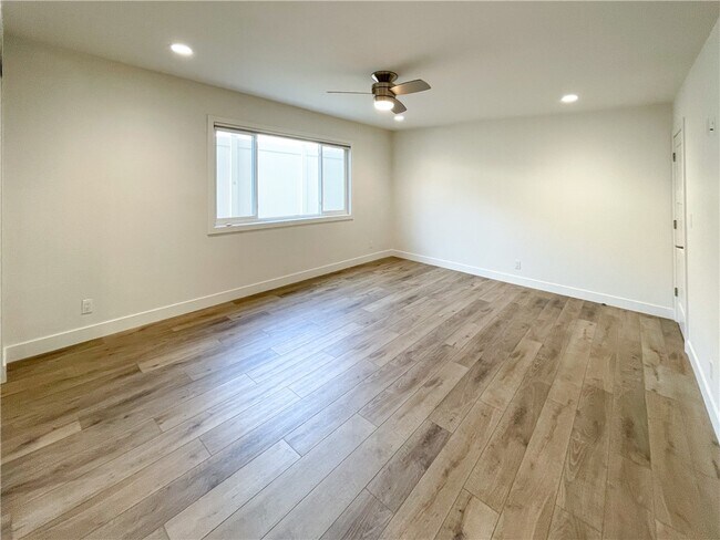 Building Photo - 206 Avenida Victoria