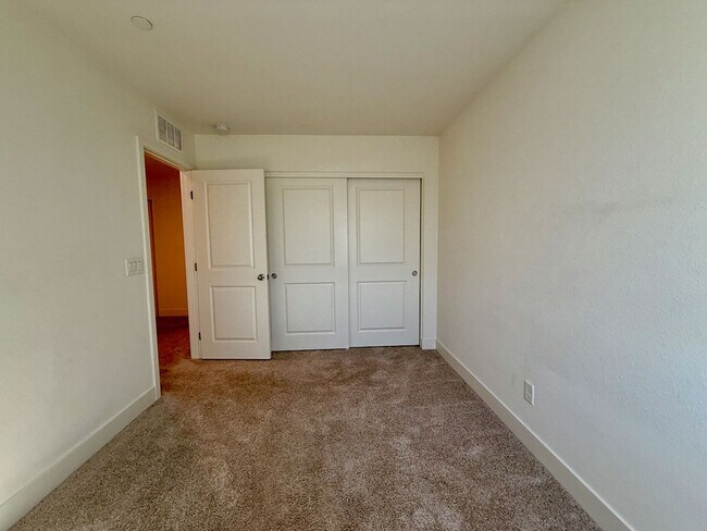 Building Photo - 3 BED 2.5 BATH 2 CAR GARAGE TOWNHOUSE w/ PRIVATE BACKYARD in GATED COMMUNITY.