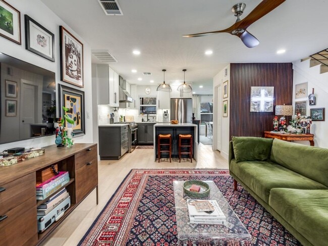 Building Photo - 2209 Fair Oaks Dr