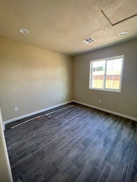 Building Photo - 1506 W Orange Ave