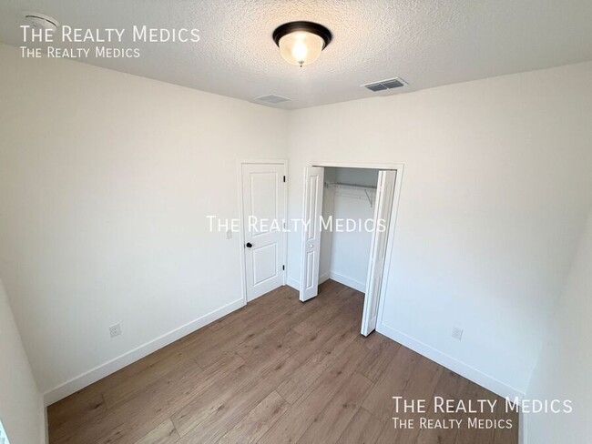 Building Photo - 430 Wellwood St SW