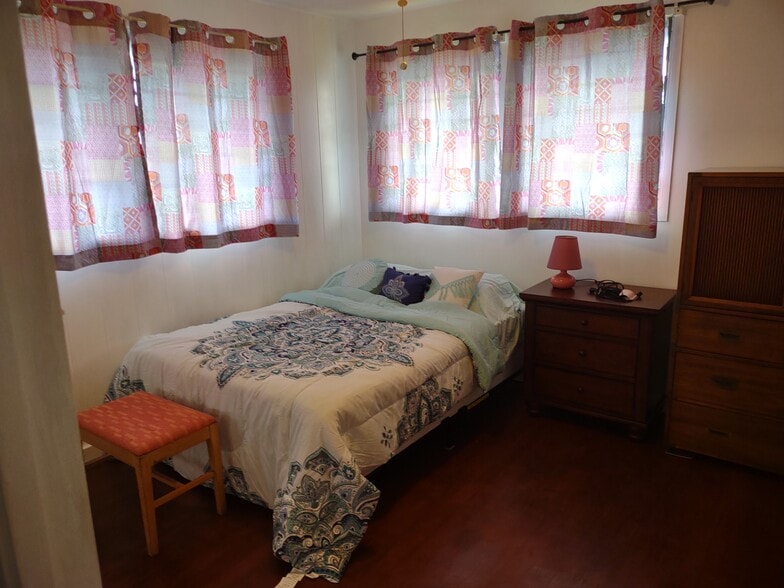 Furnished Full Size Bed - 2074 St Louis Dr