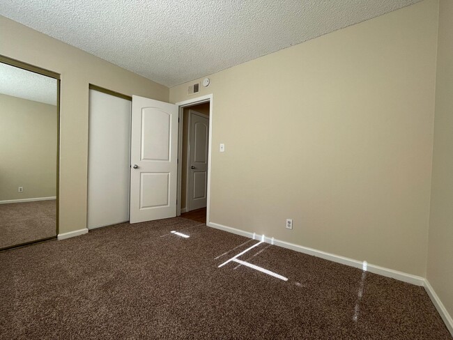 Building Photo - Charming 2-Bedroom Duplex in Sacramento – ...