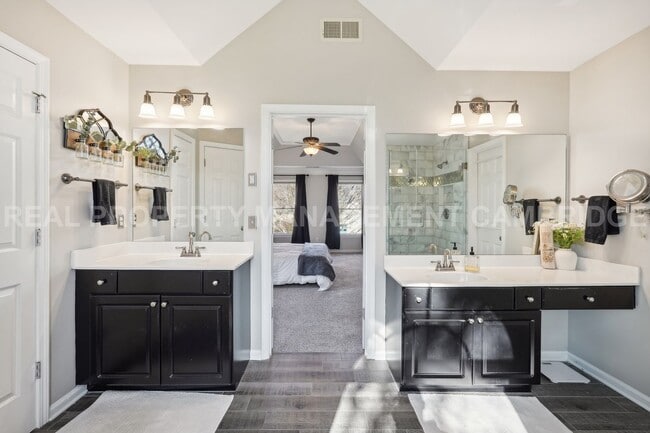 Building Photo - Living Large in Alpharetta